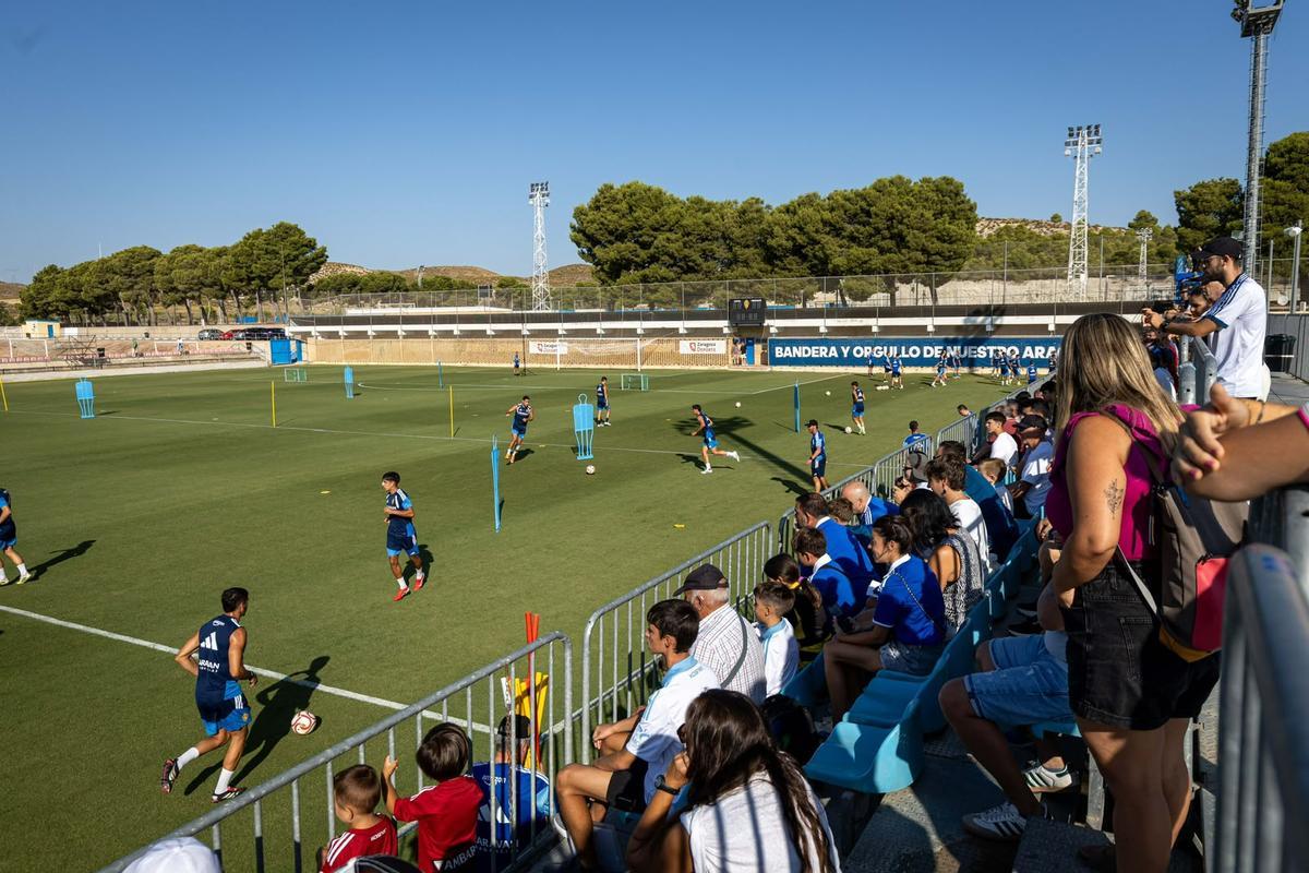 La afición abraza al Real Zaragoza en el entrenamiento de puertas abiertas en la Ciudad Deportiva La afición abraza al Real Zaragoza en el entrenamiento de puertas abiertas en la Ciudad Deportiva