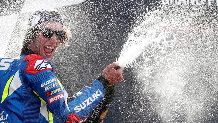 Alex Rins celebra la victòria al GP de la Gran Bretanya
