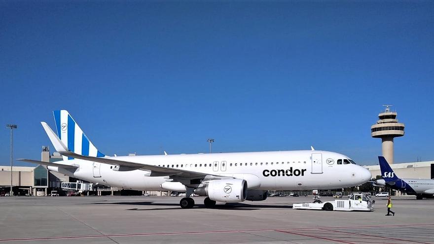 Un avión de la aerolínea Condor en el Aeropuerto de Palma.