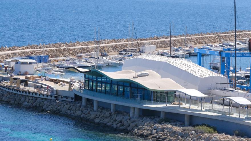 Así es el restaurante beach-club que el grupo Cappuccino abre en Puerto Portals frente a la playa del Oratorio