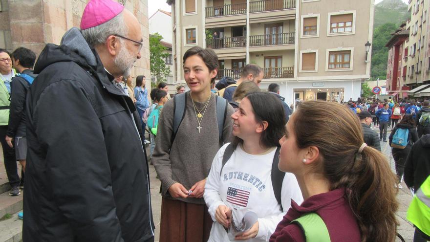 El arzobispo, Jesús Sanz Montes, conversa con unas de las participantes en la marcha juvenil.