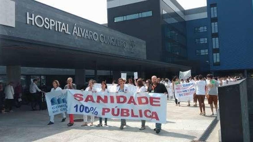 Las auxiliares durante su concentración, ayer. // FdV