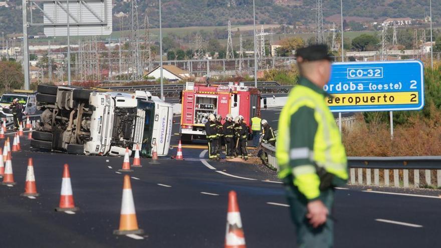 Cortado el acceso al puente Ibn Firnás tras el vuelco de un camión con mercancías peligrosas