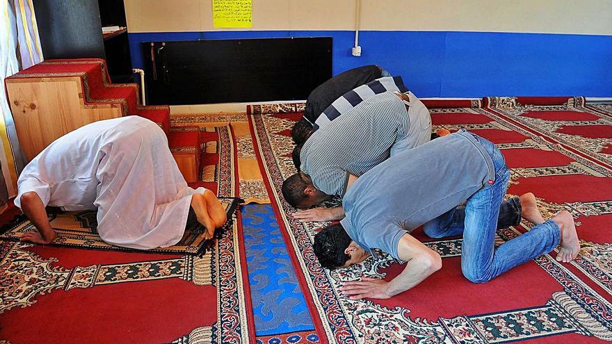 Rezos durante el Ramadán en la mezquita de Lalín |  // BERNABÉ