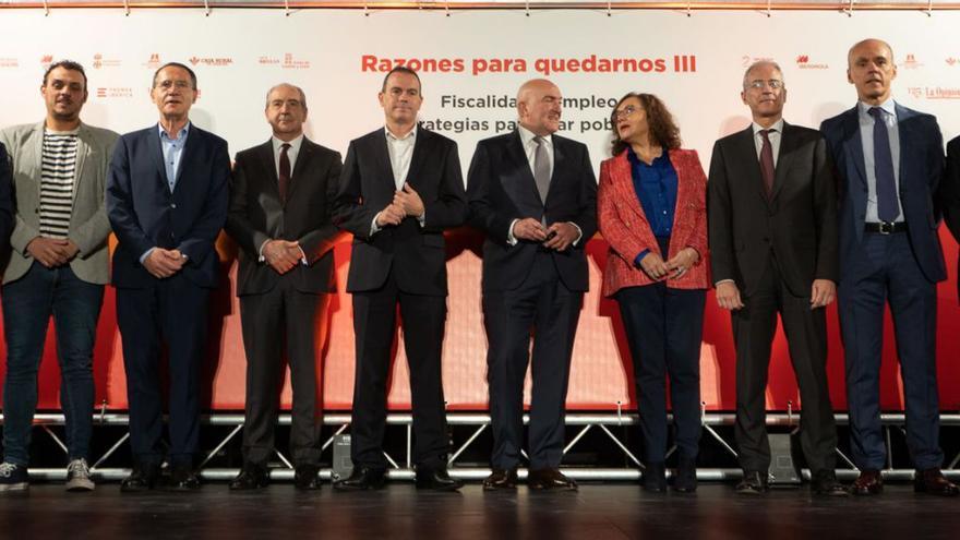  De izquierda a derecha: Luciano Huerga, alcalde de Benavente; Tomás del Bien, alcalde de Toro; Ángel Blanco, subdelegado del Gobierno; Cipriano García, directore de Caja Rural; Francisco José Requejo, presidente de la Diputación; Jesús Julio Carnero, consejero de Presidencia de la Junta; Marisol López, directora del periódico; Jesús Gascón, secretario de Estado de Hacienda; Carlos Zardaín, gerente del periódico y Miguel Calvo, delegado de Iberdrola.