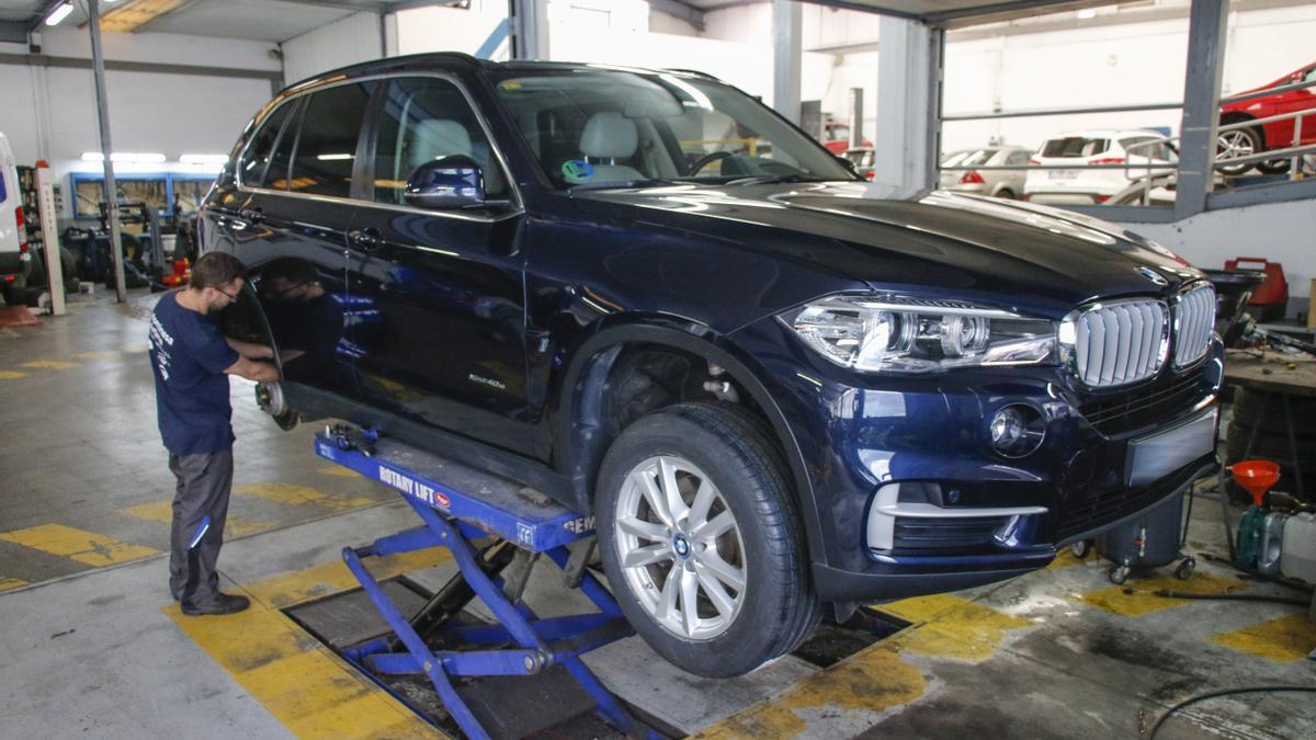 REVISION DE UN BMW X5 EN EL TALLER DE ARTIME MOTOR PARA VENTA DE OCASION