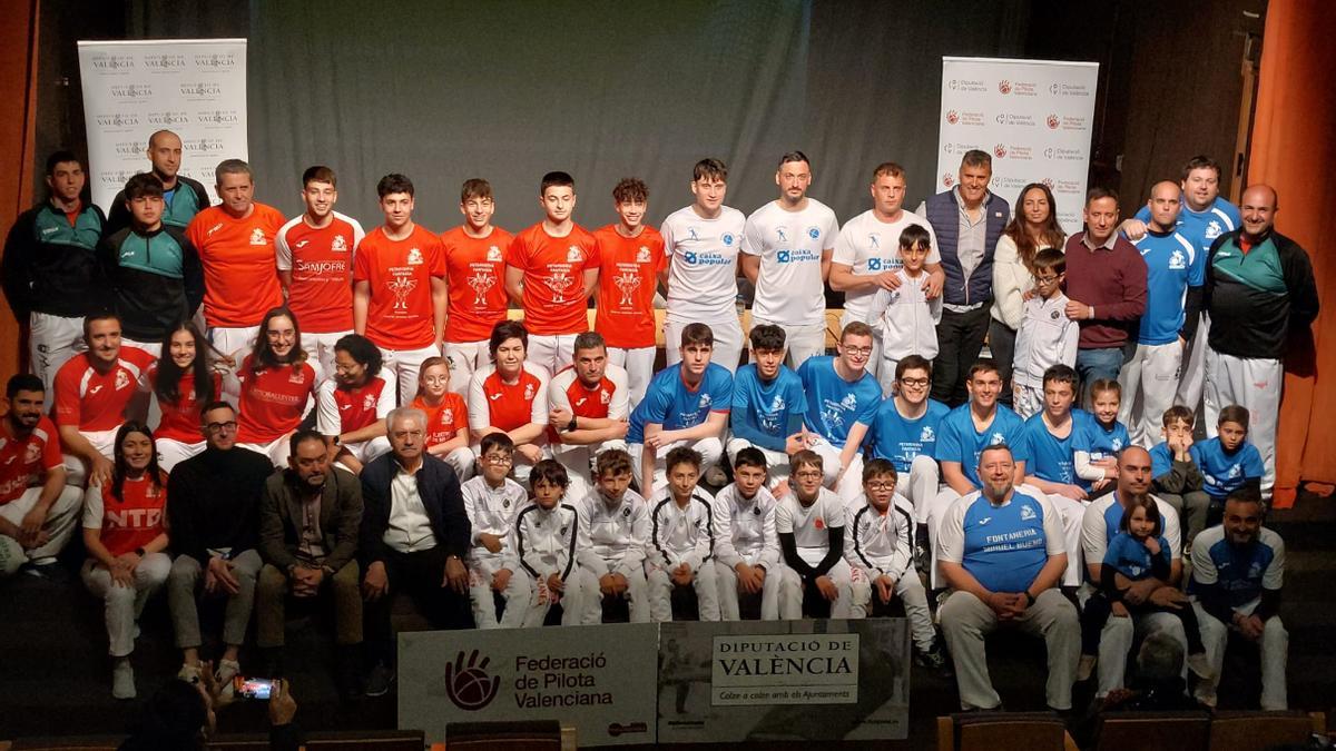Foto de família d'autoritats, jugadors, jugadores i representants dels clubs participants en la Copa Hivern de galotxa.
