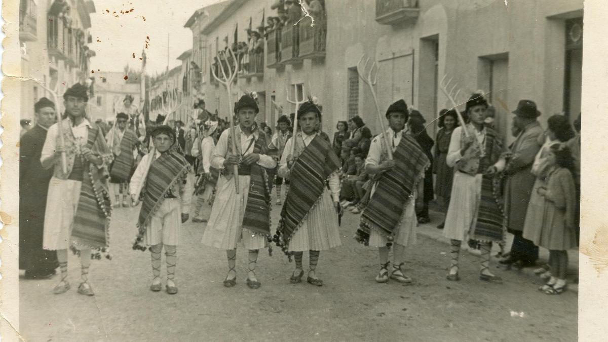 Los Labradores a su paso por la calle Gabriel Payá en 1946, el año de su aparición en la fiesta. En la imagen aparece Jesús Navarro &quot;el Vicari&quot;, primer presidente de los Labradores de Petrer.