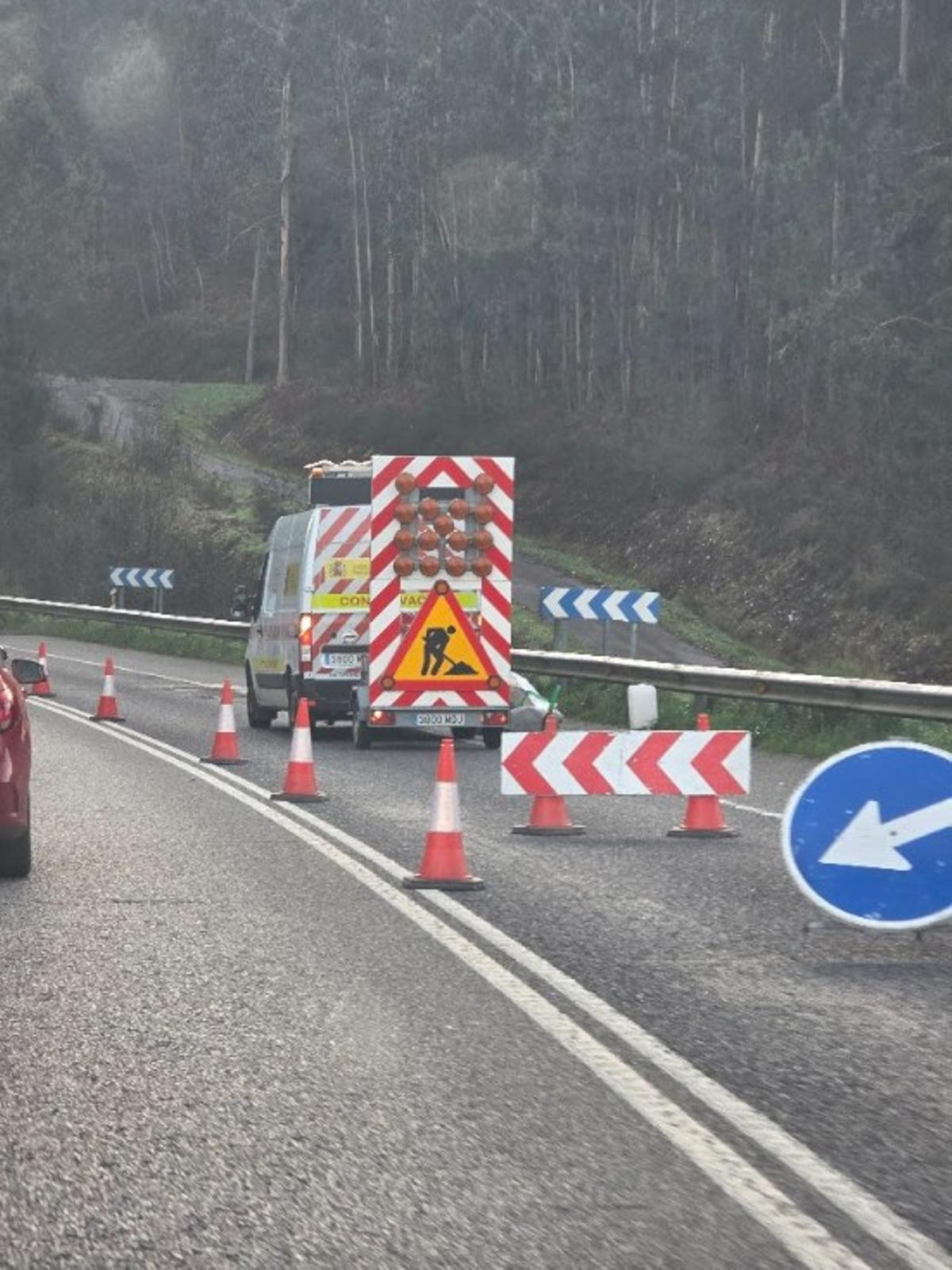 Reparación de carreteras dañadas por los temporales en la comarca, esta mañana.