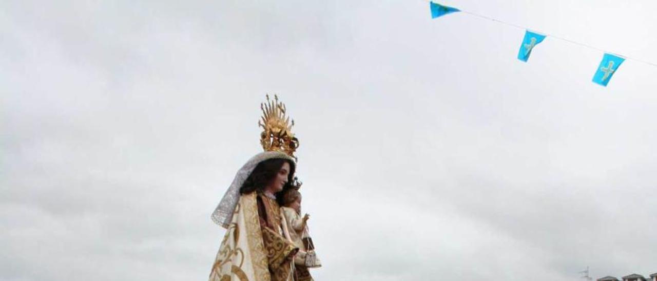 La Virgen en procesión.