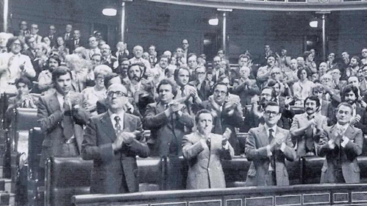 Los diputados, en pie, aplauden la aprobación de la Constitución en el Congreso el 31 de octubre de 1978. A la izquierda, en primer término, Leopoldo Calvo Sotelo; tras él, Felipe González.