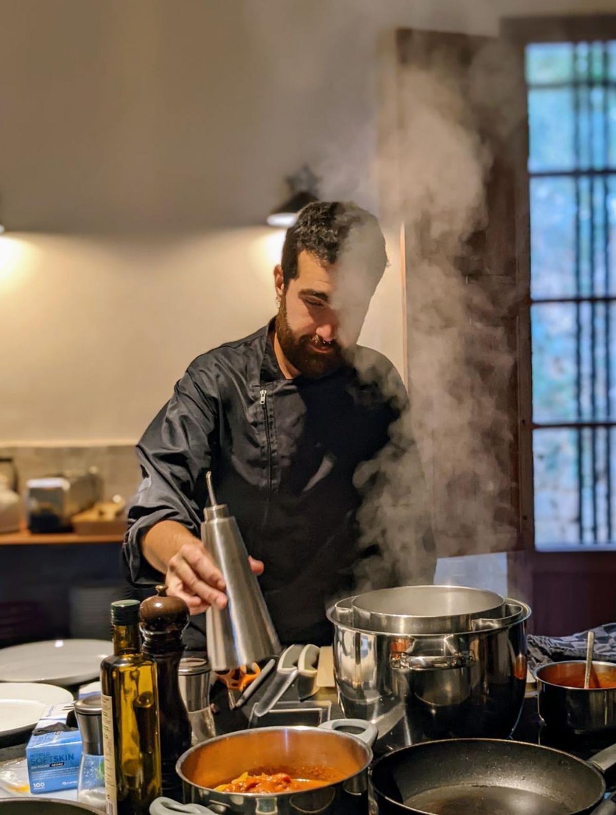 El chef Carlos Monné en plena preparación de un plato. | VICTORIA HUELIN
