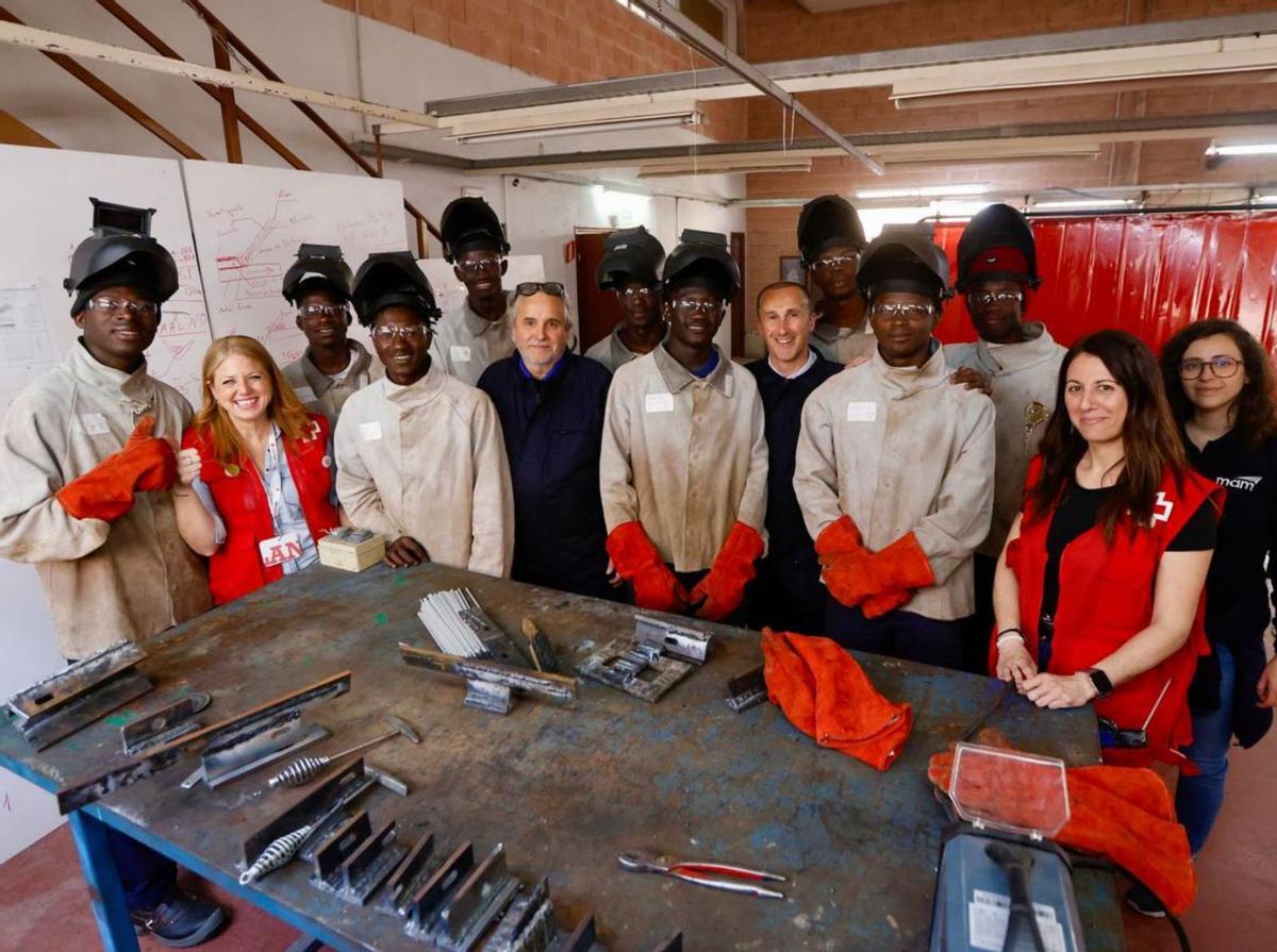 1. El docente Bartasar Jiménez con el grupo de alumnos y personal de Cruz Roja.
2. Mohamed muestra uno de los ejercicios de soldadura hecho por él.
3. Ejercicios prácticos durante la formación.
4. Baltasar Jiménez explica, con ayuda de una pizarra, conceptos técnicos del oficio de soldador. | MANUEL MURILLO