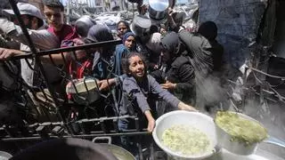 Israel busca militarizar la distribución de la ayuda en Gaza tras imponer el hambre a su población