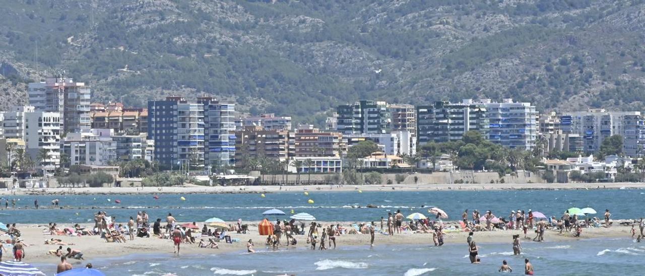 Imagen de la línea de playa en una zona de Benicàssim, dominada por segundas residencias, aunque aumentan las personas que eligen vivir en los apartamentos.
