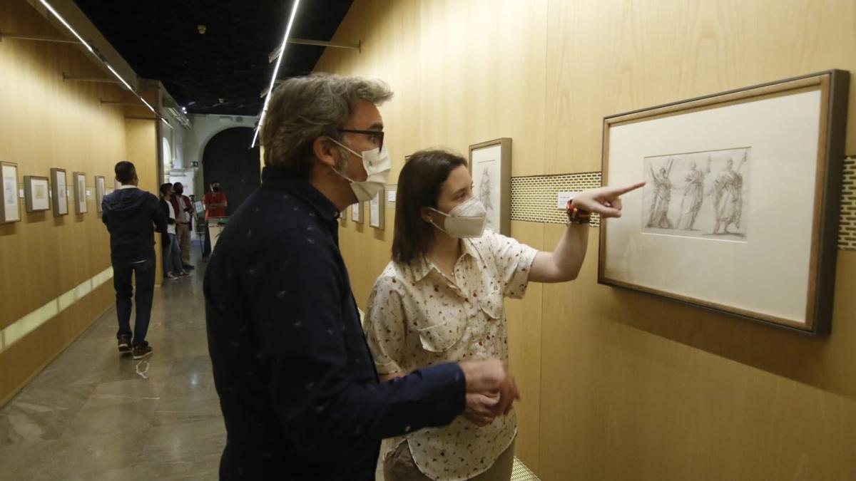 El director del museo y la delegada de Cultura, durante la inauguración de la muestra.