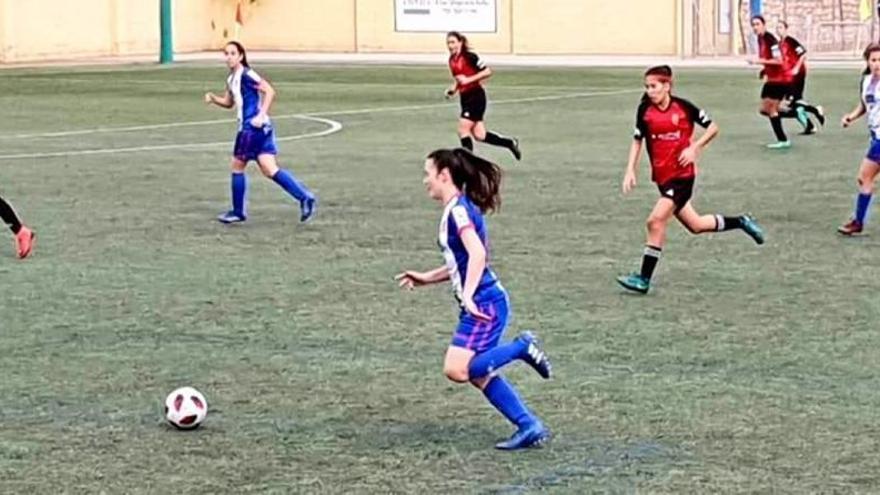 Un momento del partido del derbi entre Lorca Féminas y Ciudad de Murcia.