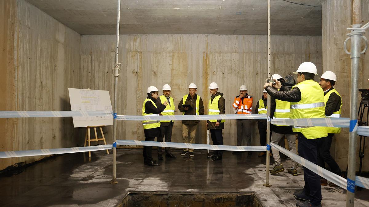 Visita de las autoridades esta mañana al búnker del futuro servicio de Radioterapia del Gran Montecelo.