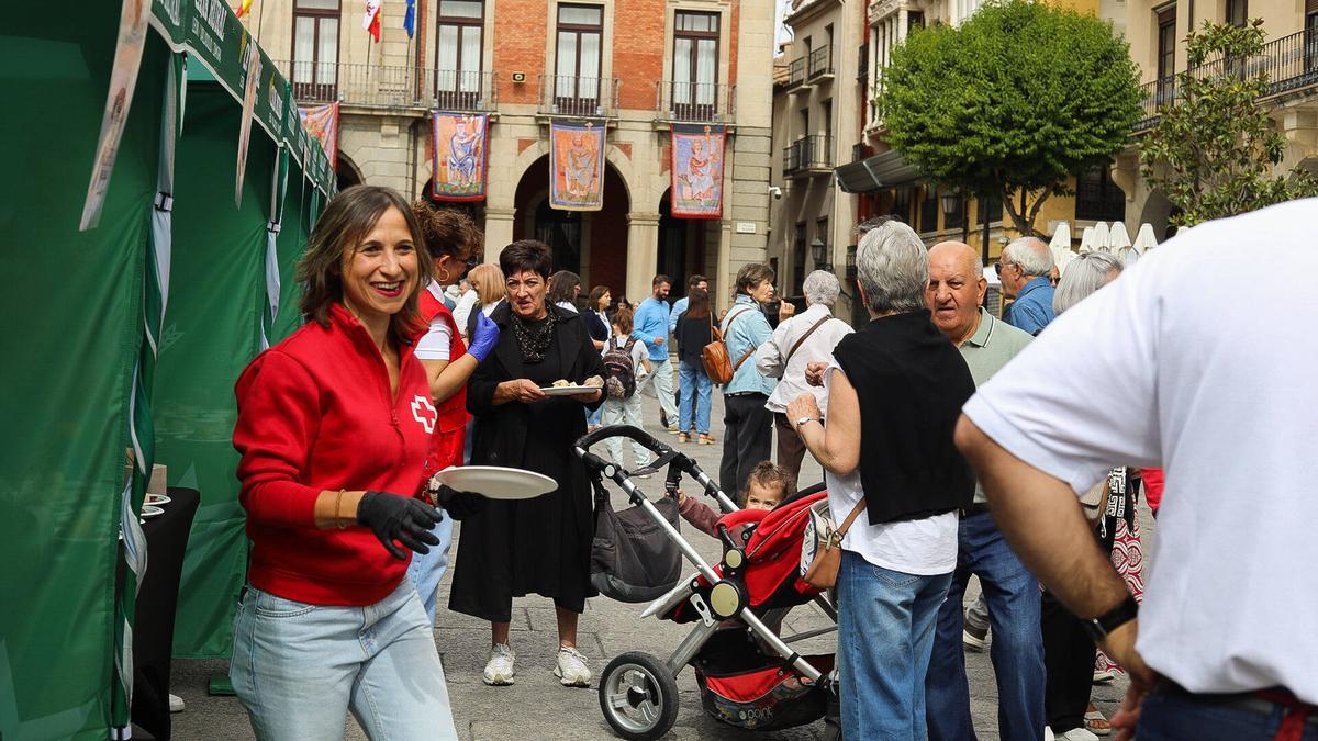 GALERÍA | Feria solidaria del embutido zamorano: al rico pan con chorizo