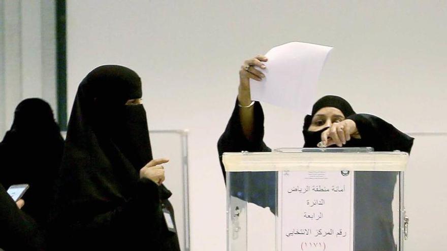 Una mujer, votando el sábado en un colegio electoral saudí.