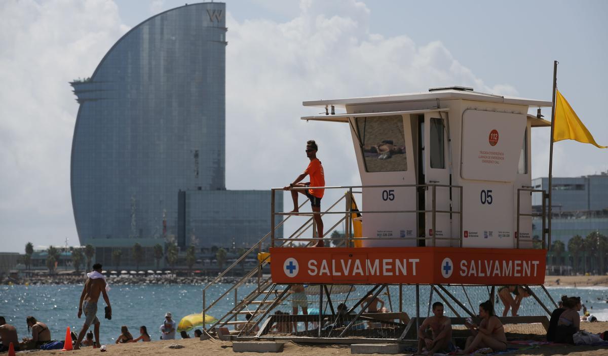 Rescatada una dona en alta mar davant la costa de Barcelona