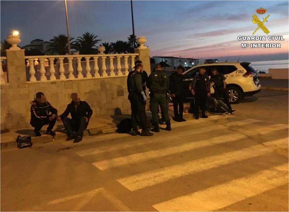 Inmigrantes detenidos por la Guardia Civil