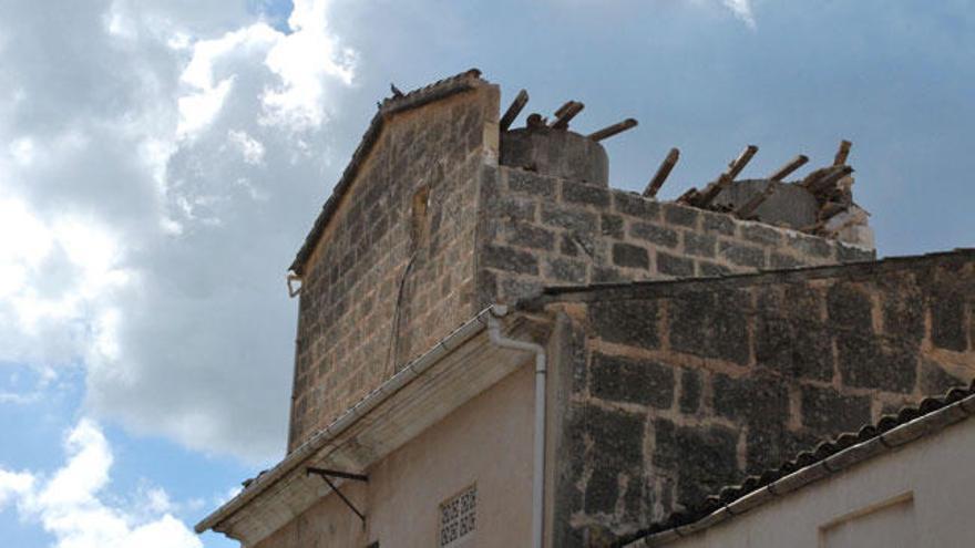 El edificio está situado en la calle Fàbrica.