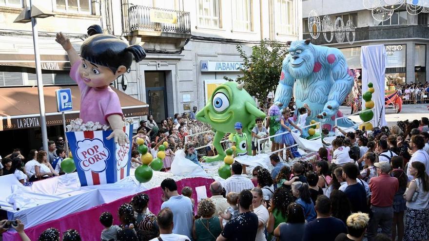 La Batalla de Flores transforma Pontevedra en un desfile de fantasía con carrozas y comparsas