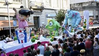 La Batalla de Flores transforma Pontevedra en un desfile de fantasía con carrozas y comparsas