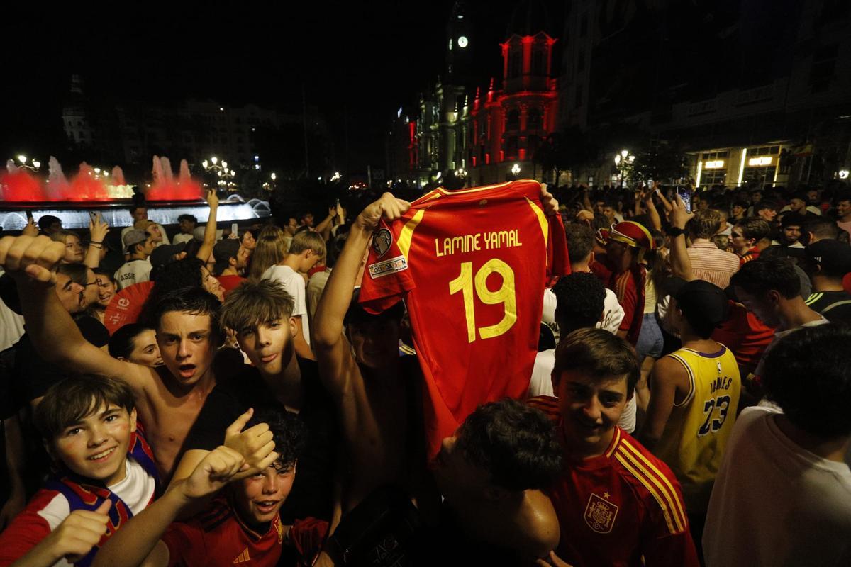 Euforia en València por el triunfo de la Roja Euforia en València por el triunfo de la Roja