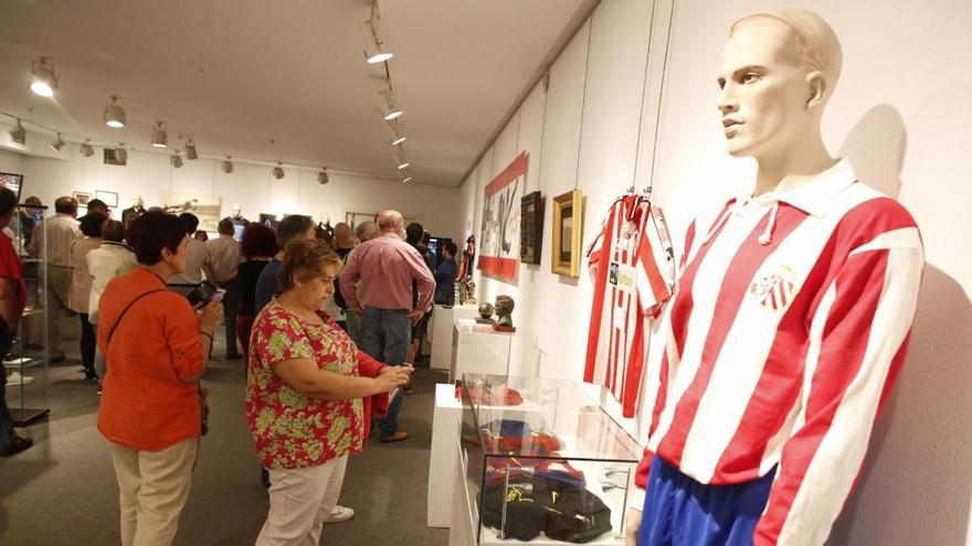 Visitantes en la exposición de los Hermanos Castro