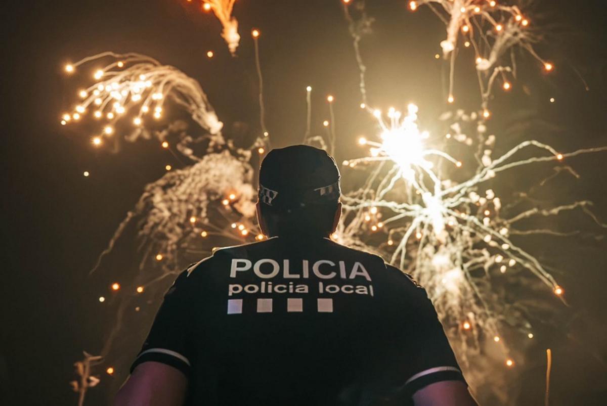 Un agent de la Policia Local durant els Focs de Blanes.