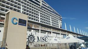 El MSC World Europa, durante su visita a Barcelona esta semana.
