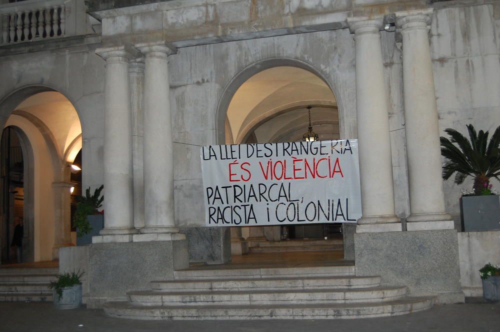 Multitudinària manifestació feminista a Figueres