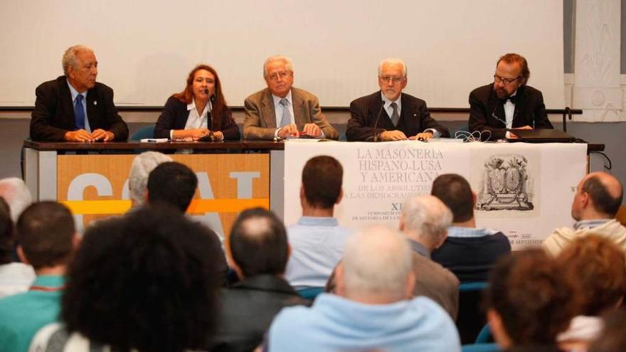 Por la izquierda, Torres Cuevas, Vázquez Semadeni, Ferrer Benimeli, Aldo A. Mola y Guzmán-Stein, ayer, en el Antiguo Instituto.