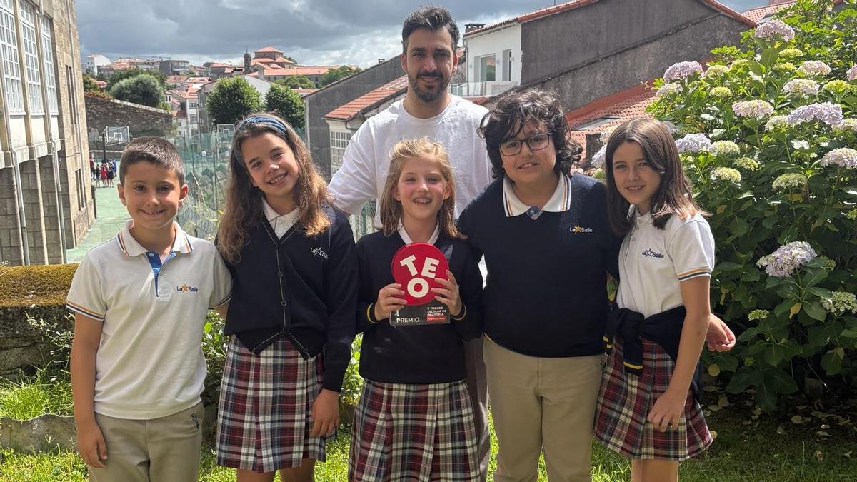 Álvaro Ríos, Catalina Gómez, Mara Rodríguez, Pepe González y Alicia Happ posan con el trofeo del V Torneo Escolar de Oratoria de la Fundación Barrié junto a su profesor, Marcos Gianzo, en el jardín del colegio La Salle Inmaculada.