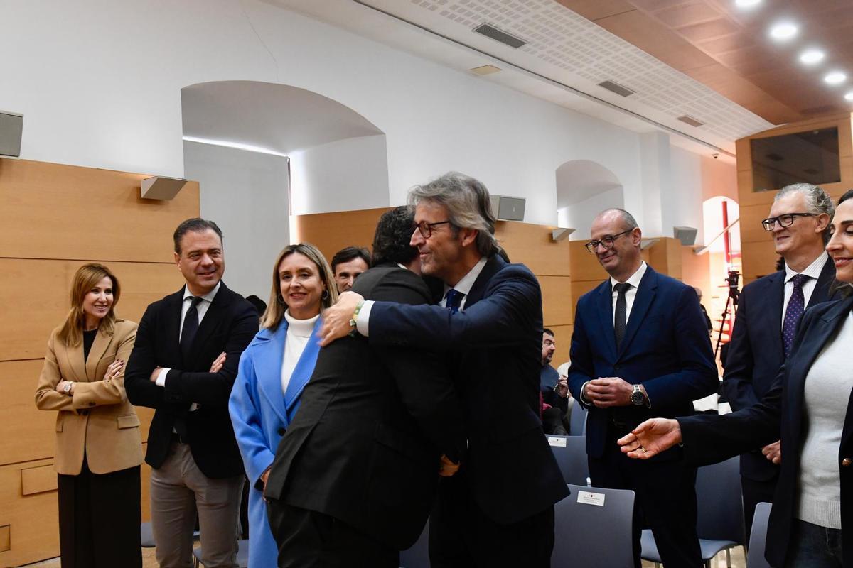 Fernando López Miras saluda al consejero de Hacienda, Luis Alberto Marín.