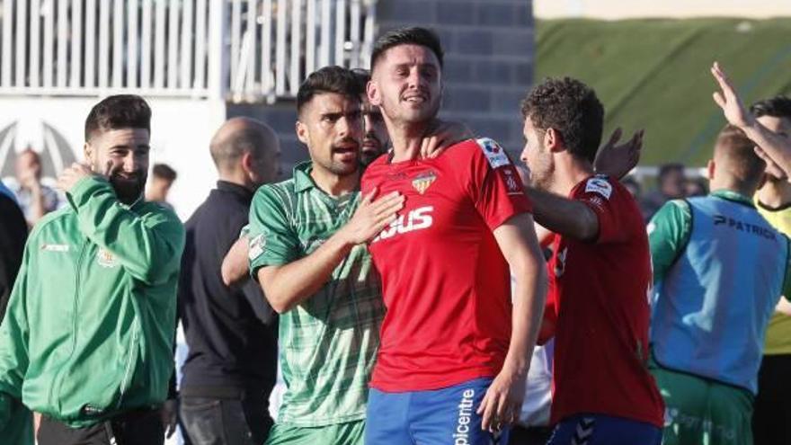 Un futbolista del Atlético Saguntino llora el descenso, ayer, en el Camp de Morvedre.