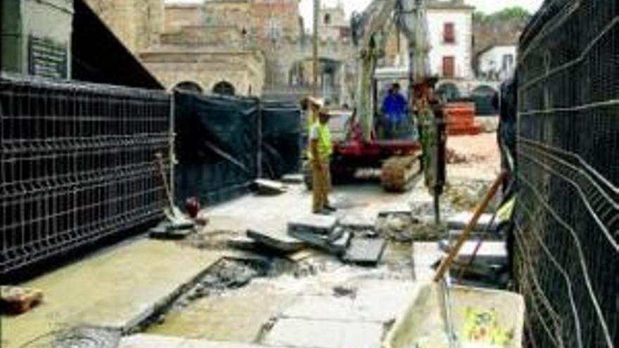 Una tubería de agua de la plaza Mayor se rompe con las obras