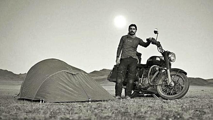 El fotoperiodista WalterAstrada junto a su inseparable moto Royal Enfield durante su travesía por Mongolia.