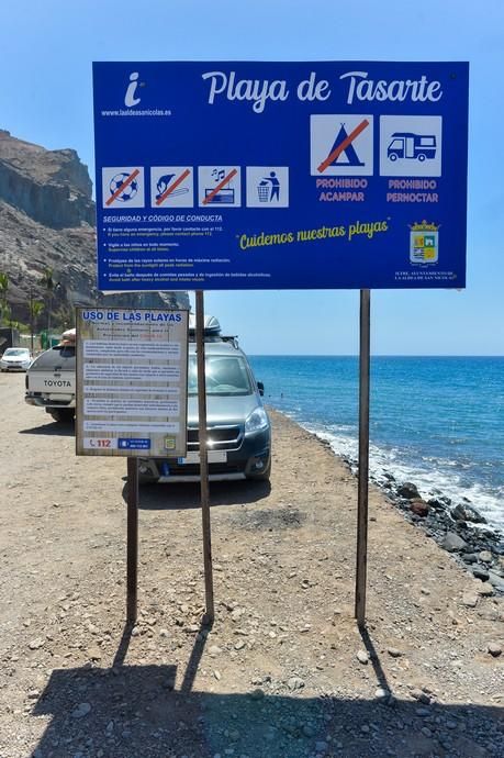 29-08-2020 MOGÁN. Coches aparacados en el barranco junto a la playa de Tasarte y usuarios. Fotógrafo: ANDRES CRUZ  | 29/08/2020 | Fotógrafo: Andrés Cruz