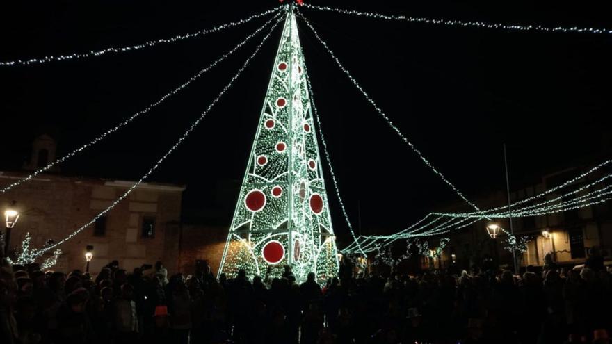Árbol de Navidad en la Plaza mayor, durante el encendido de luces. I.A.