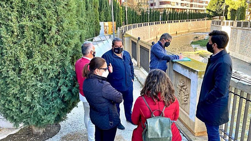 Ediles y técnicos en el cauce urbano del río en Orihuela.  | INFORMACIÓN