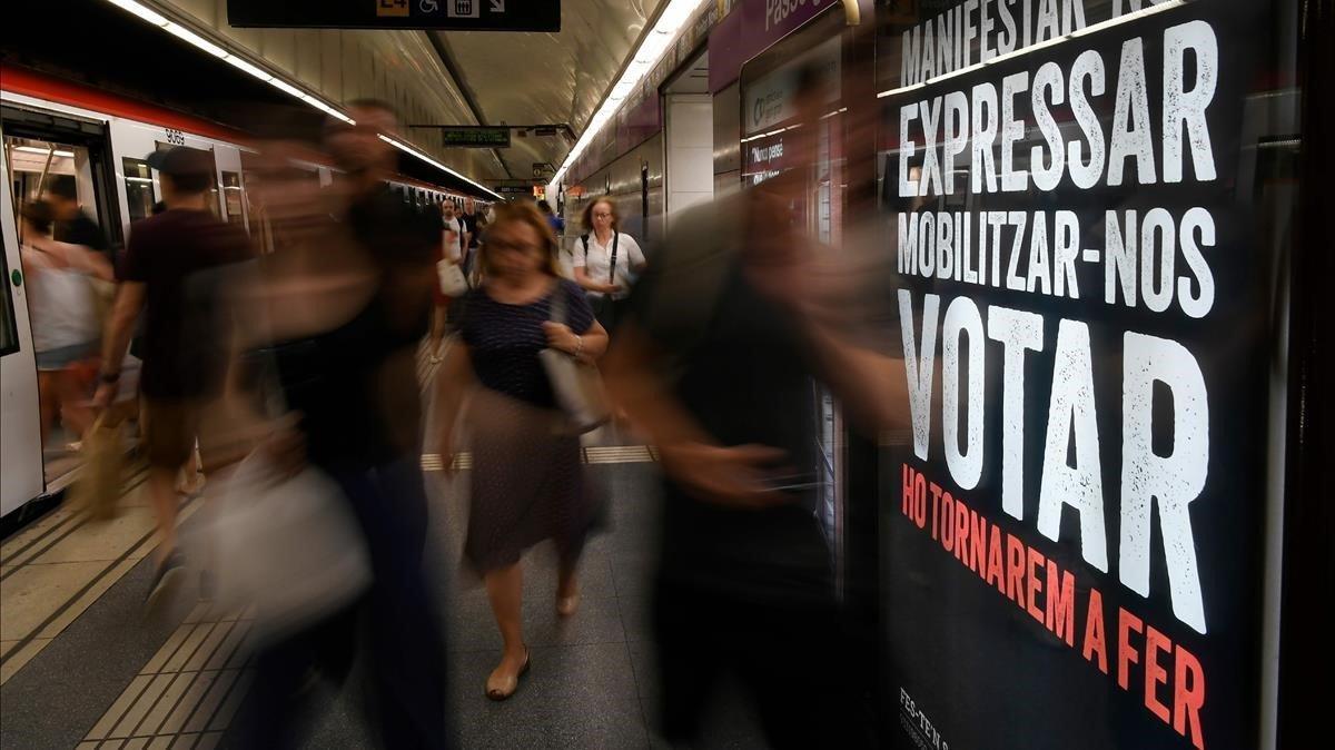 zentauroepp48796238 people walk past an add by the catalan language association 190718210751