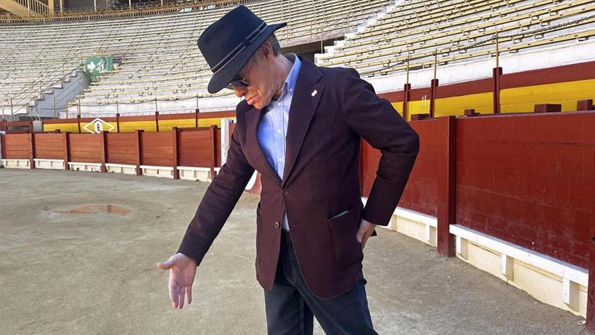 El maestro Gregorio Tébar Pérez 'El Inclusero' durante la entrevista en la plaza de toros de Alicante.