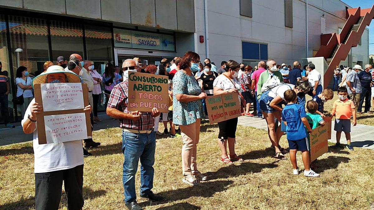 Concentración de vecinos de Sayago hace unos días para denunciar la falta de médicos. | Cedida