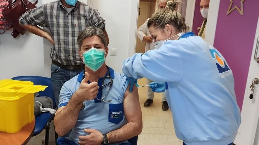 Un profesional sanitario es vacunado contra el coronavirus en el Centro de Salud de Coín.