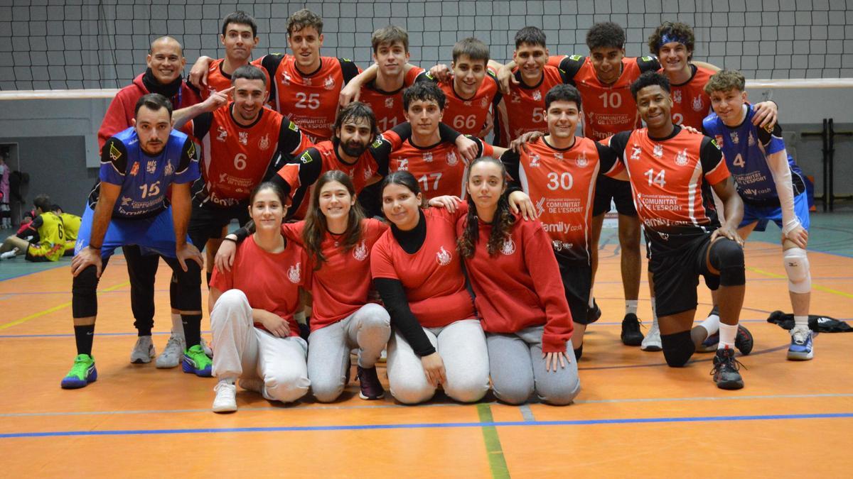 Los chicos del Xàtiva Voleibol celebran la victoria ante el UPV Conqueridor.