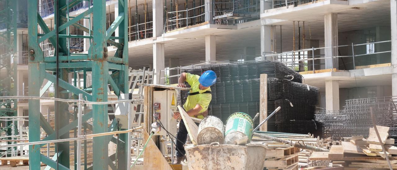 Un trabajador de la construcción en plena faena esta semana en un edificio de viviendas en Alicante