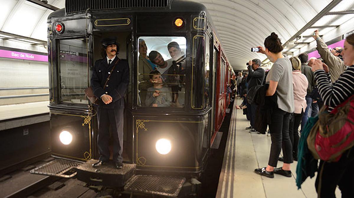 El convoy histórico del metro durante una parada en la estación de Bac de Roda.